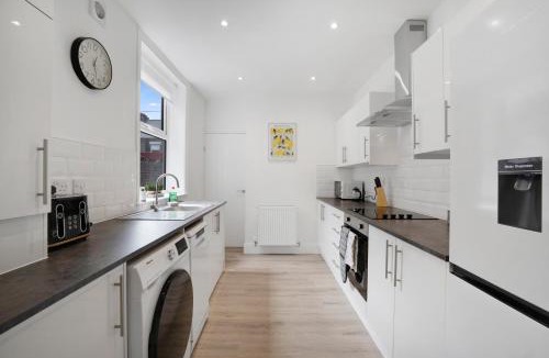Westoe House | 4BR South Shields Stay Sleeps 8 by Stay With Us