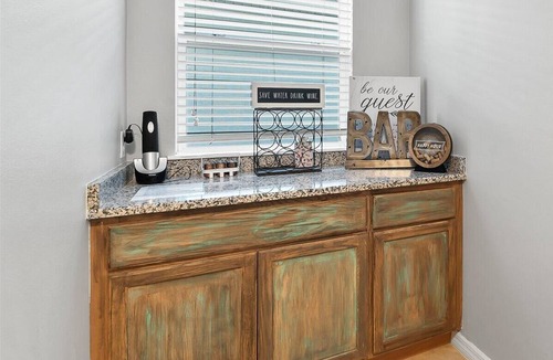 Interchange Square House | 5 Bdr, 7miles-Beach 50 min to Disney 2 Master’s 1 on 1st Fl HEATED POOL GAMEROOM