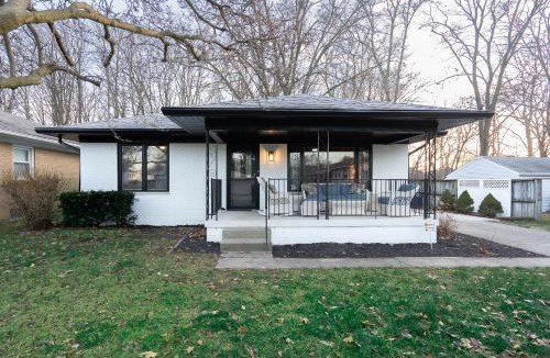 Beech Grove House | 5 Bedroom 2 & 1 half Bath Group Stay Fun Design in Quiet Neighborhood