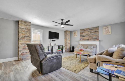 Lansing House | 5 Bedroom, 6 Bed Cozy and Spacious Home