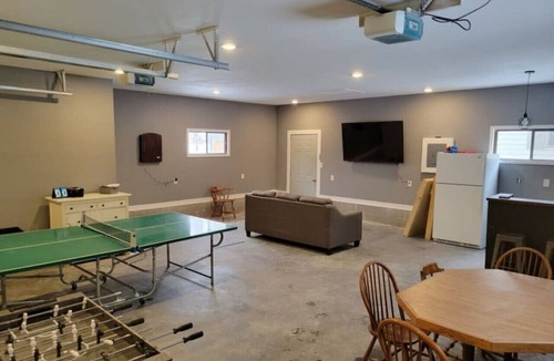 Baxter House | 5 BR, Movie Theater, Game Room, Swimming Beach