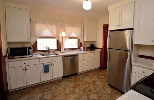 Brewster Cottage | 5 min to Breakwater Beach & Bike Trail