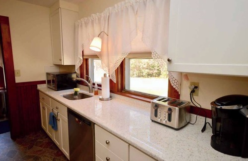 Brewster Cottage | 5 min to Breakwater Beach & Bike Trail