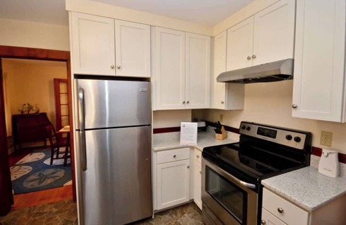 Brewster Cottage | 5 min to Breakwater Beach & Bike Trail