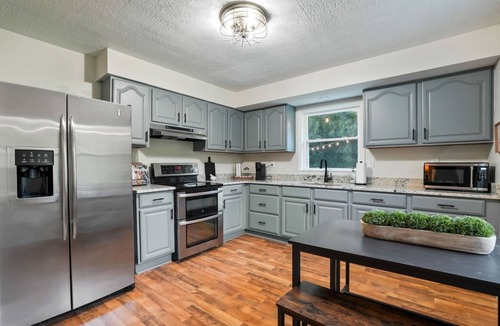 McArthur Cabin | 5 Mins to Winery | HotTub | KingBeds | DogFriendly