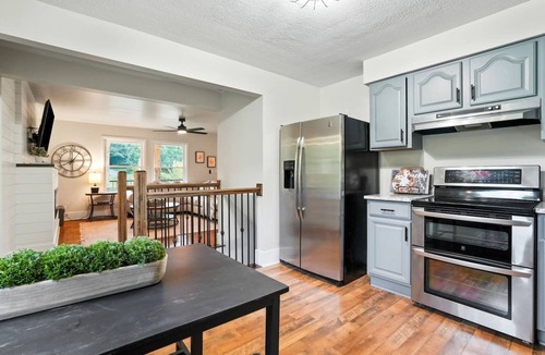 McArthur Cabin | 5 Mins to Winery | HotTub | KingBeds | DogFriendly