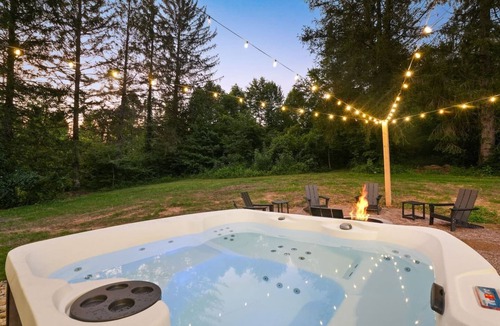 McArthur Cabin | 5 Mins to Winery | HotTub | KingBeds | DogFriendly