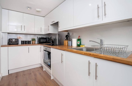 Old Town Apartment | 5 mins Walk to Royal Mile & Castle - Wi-Fi - 2BR