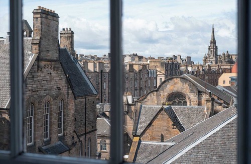Old Town Apartment | 5 mins Walk to Royal Mile & Castle - Wi-Fi - 2BR