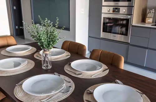 Downtown Cleveland Apartment | 5 minutes to Games with Free Parkin, Gym and Lake View Luxury Stay