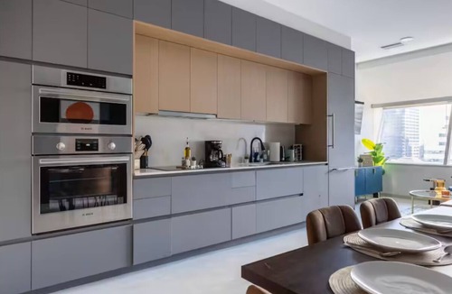 Downtown Cleveland Apartment | 5 minutes to Games with Free Parkin, Gym and Lake View Luxury Stay