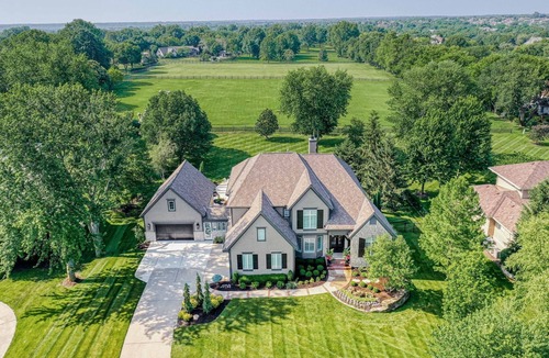 Leawood House | 5 star luxury estate, pool and spa, private location, monthly rental.
