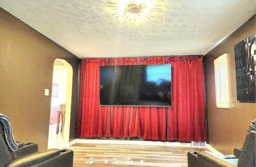 Cheviot Apartment | 513Company - Private Theater in the Summer