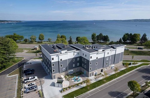 Traverse City Condo | 🌆 539 Bay St Downtown Lakeview Condo | 102W - Waterfront, Free Parking, Moments from festival grounds