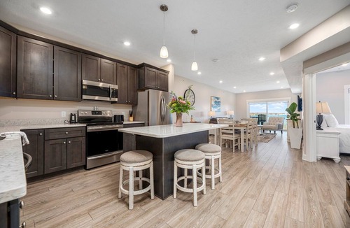 Traverse City Condo | 🌆 539 Bay St Downtown Lakeview Condo | 302W - Waterfront, Free Parking, Moments from festival grounds