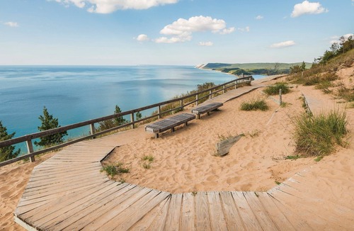 Traverse City Condo | ♛ 539 Bay St ⁀➷ Luxury Downtown 3BDR Lake View 2nd Floor Condo on West Bay