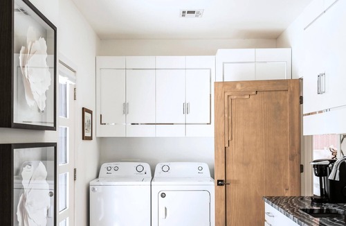 Norman House | 5BR Norman home 3 mins from OU. Full kitchen, laundry, free parking. Sleeps 10.