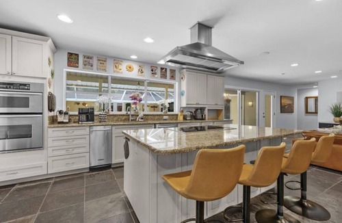 Sugarfoot House | 5BR UF Family Retreat with Private Pool, Pond, Game Room – Sleeps 10