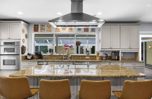 Sugarfoot House | 5BR UF Family Retreat with Private Pool, Pond, Game Room – Sleeps 10