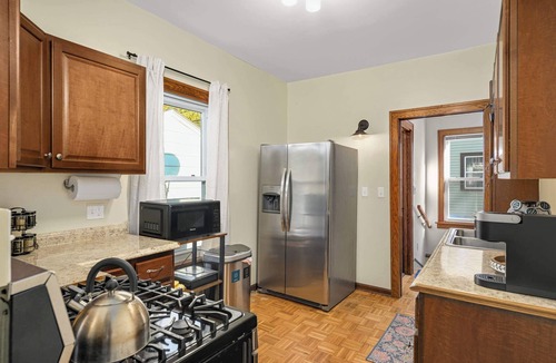 Lyn-Lake House | 5BR Uptown Home | Walk to Bde Maka Ska | Sleeps 14