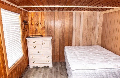 Houghton Lake Cabin | 6 Amazing Cabins Just Steps Away from the Lake