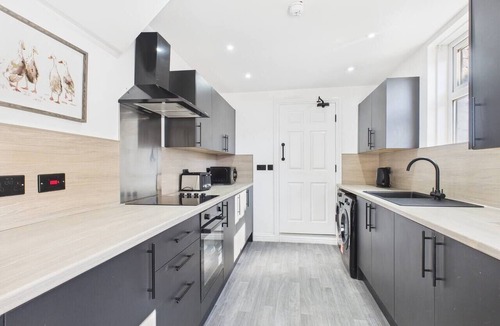 Westoe House | 6-Bed 6-Bath | Direct Metro Access | South Shields