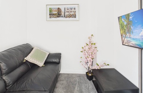 Westoe House | 6-Bed 6-Bath | Direct Metro Access | South Shields