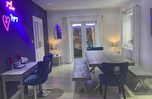 Fenham House | 6 Bed-Sleeps 12-Hot Tub-Free Parking-Pet Friendly
