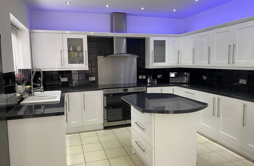 Fenham House | 6 Bed-sleeps 12-hot Tub-free Parking-pet Friendly