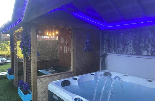 Fenham House | 6 Bed-sleeps 12-hot Tub-free Parking-pet Friendly