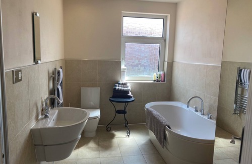 Fenham House | 6 Bed-sleeps 12-hot Tub-free Parking-pet Friendly