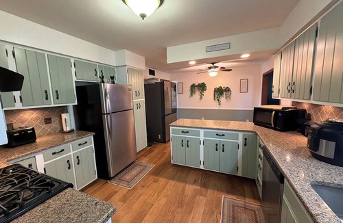 Inglefield House | 6-bedroom, 5 bathroom house in a nice neighborhood w/inground pool