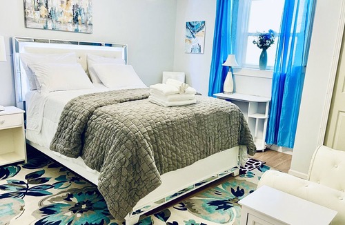 Maplewood House | 6 bedroom house 2 mins away from maplewood mall