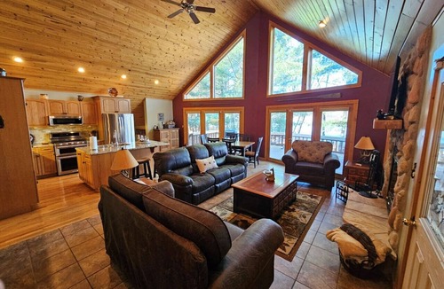 Hayward Cabin | 6 bedroom Lodge on Level Frontage, Tons of Games!