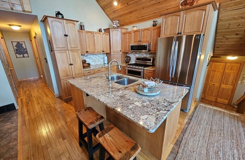 Hayward Cabin | 6 bedroom Lodge on Level Frontage, Tons of Games!