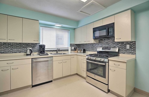 Squirrel Hill House | 6 Mi to Dtwn: Pittsburgh Townhome w/Porch