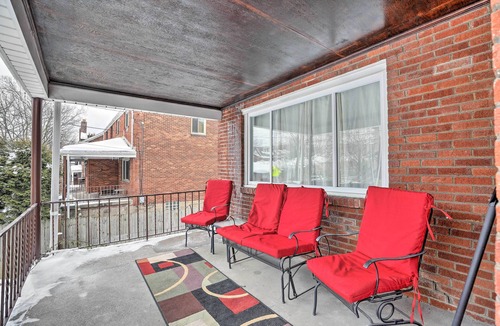Squirrel Hill House | 6 Mi to Dtwn: Pittsburgh Townhome w/Porch