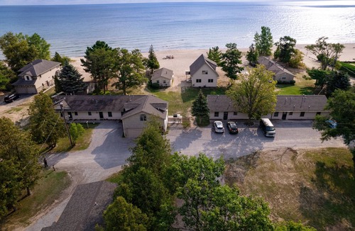Oscoda Cottage | #6 Thomas' Parkside Cottages, 2 BR Beach Cottage on Lake Huron, Downtown local