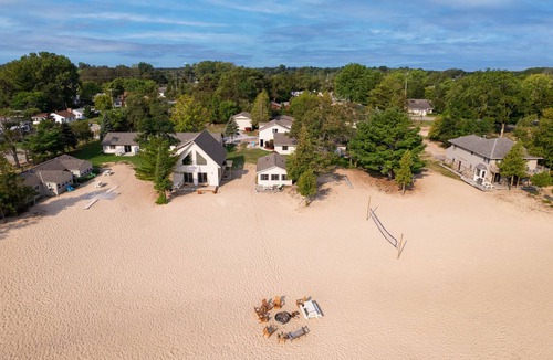 Oscoda Cottage | #6 Thomas' Parkside Cottages, 2 BR Beach Cottage on Lake Huron, Downtown local