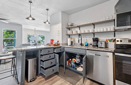 Central Oklahoma City House | 6BR home 10 mins from State Fair Park. Fenced yard, full kitchen. Sleeps 14. #NW38