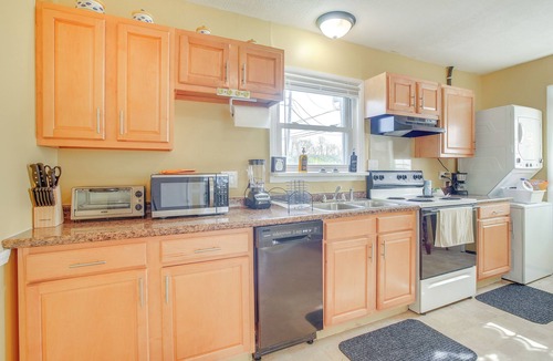 Kettering House | 7 Mi to Dtwn Dayton: Home in Kettering w/Yard