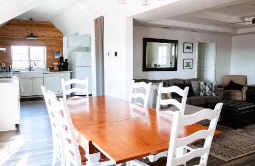 Williamstown House | 7 Min to Ark! - Fire Pit - Sleeps 11