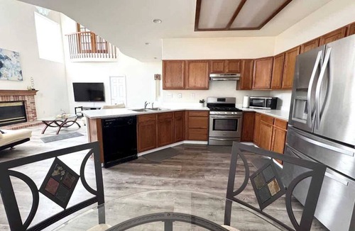 Northglenn House | 7BR-5bath-Near ScenicTrail/Easy Access to Downtown