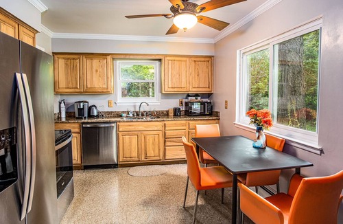 Applegate Resort | 8 Cottages with - The Perfect Beachfront Property for LARGE groups