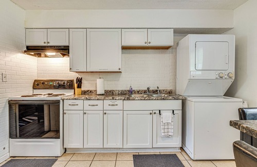 Indianapolis Cottage | 8 Mi to Dtwn Indianapolis: Family Home w/Yard!