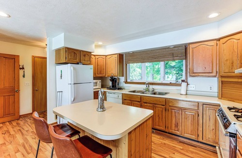 Grawn House | 8 Mi to State Park: Duck Lake Waterfront Home