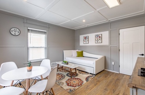Kutzky Park Apartment | 8035-WALK to Mayo-Chic and Luxury 1BR Apt