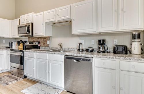 Wayne House | 9 Mi to Dtwn Indy: Suburban Group Retreat w/Yard