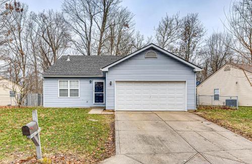 Wayne House | 9 Mi to Dtwn Indy: Suburban Group Retreat w/Yard
