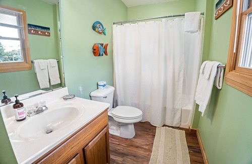 Oscoda Resort | #9 Thomas' Parkside Cottages. 2BR Beach walk-out to Lake Huron, downtown local